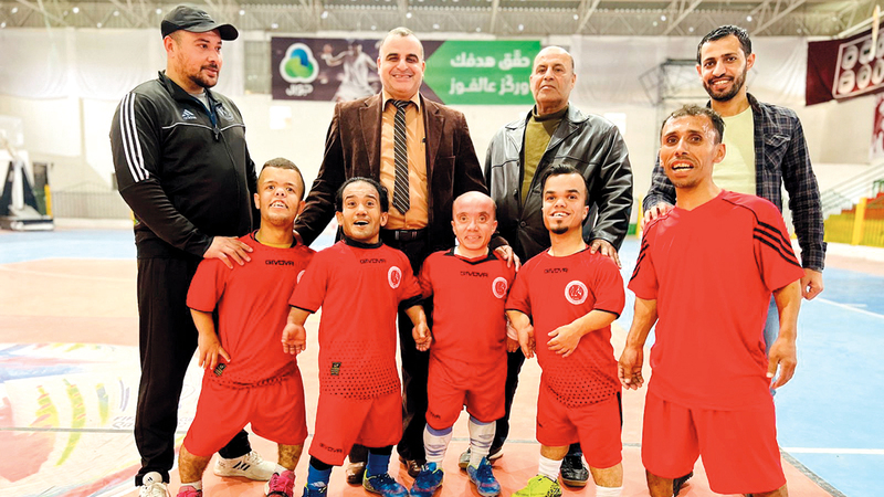 فريق قصار القامة لكرة القدم في غزة.  من المصدر
