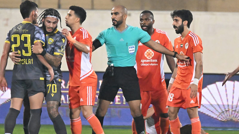 دور كبير لقضاة الملاعب في آخر جولتين من الدوري.  تصوير: أسامة أبوغانم