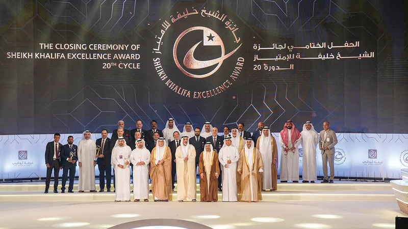 خالد بن محمد بن زايد خلال حفل تكريم الفائزين بـ&laquo;جائزة الشيخ خليفة للامتياز&raquo;. وام