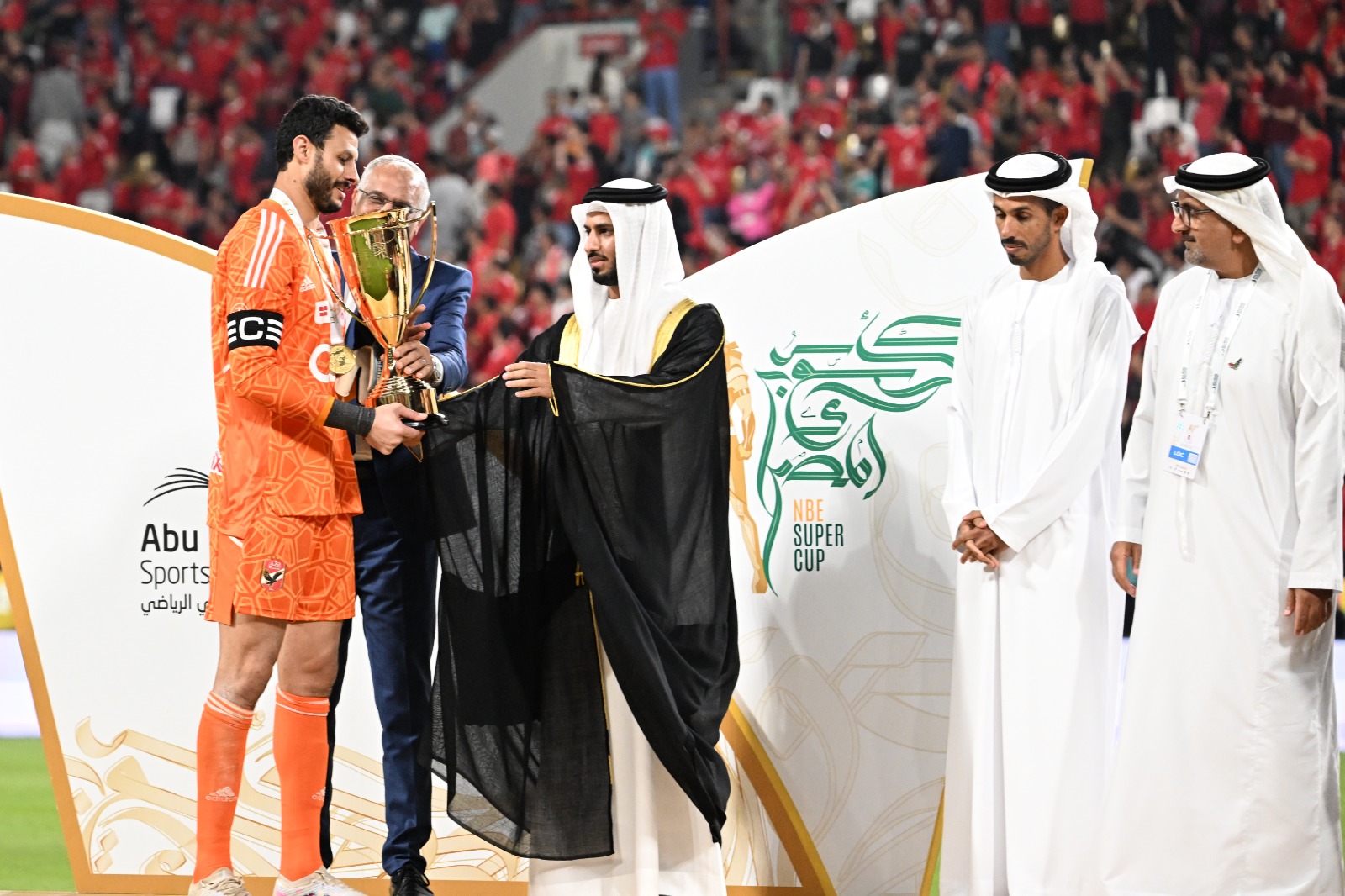 زايد بن حمد خلال تسليم الكأس إلى قائد الأهلي الحارس محمد الشناوي. تصوير: نجيب محمد