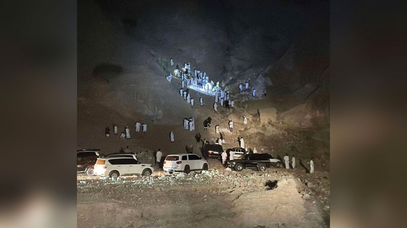الشرطة والأهالي عثروا على الجثة أسفل الجبل. الإمارات اليوم