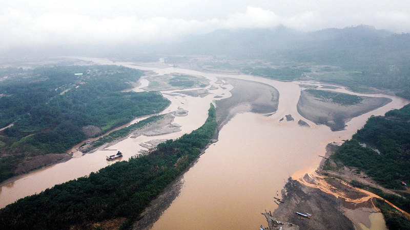 أنهار بوليفيا أصيبت بالتلوث الشديد جراء استخدام الزئبق في استخلاص الذهب. من المصدر