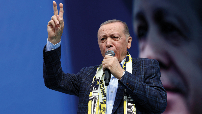 أردوغان يخاطب تجمعاً من مؤيديه في إسطنبول.      رويترز