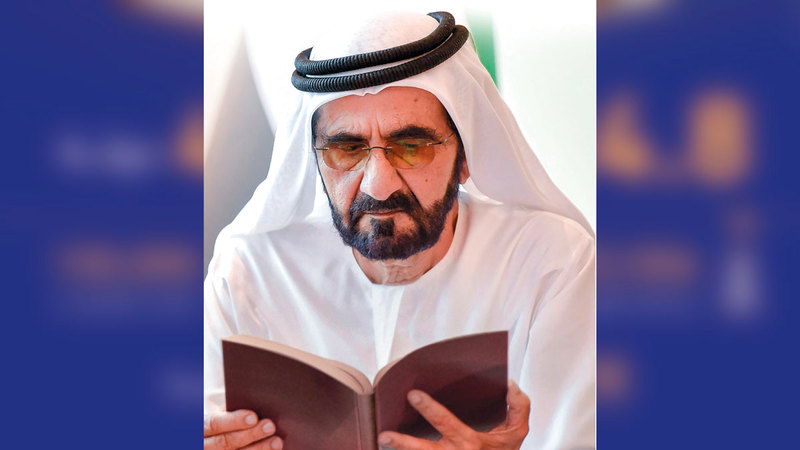 محمد بن راشد خلال تكريم الفائزين بالنسخة الأخيرة من «التحدي» في دبي. أرشيفية