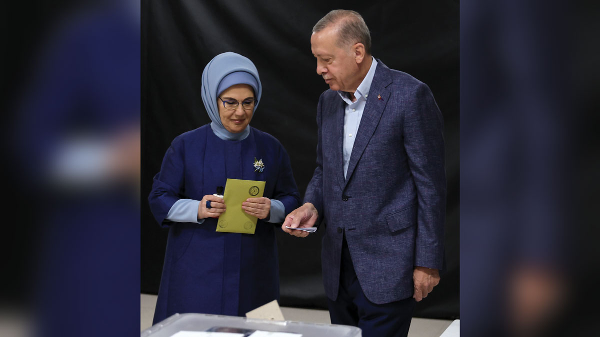 أردوغان يدلي بصوته في مركز اقتراع بإسطنبول. أ. ب