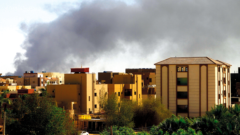 أعمدة الدخان تتصاعد وسط المباني في الخرطوم التي لم يتوقف فيها القصف.    أ.ف.ب