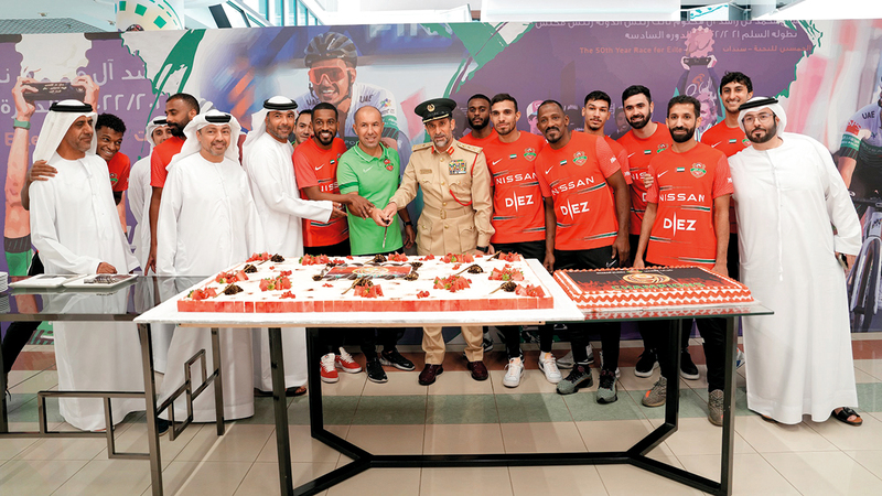قائد عام شرطة دبي يقص مع الفريق كعكة الاحتفال في «ضباط شرطة دبي».   من المصدر