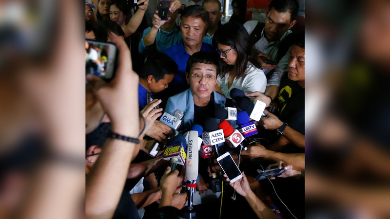 ماريا ريسا (وسط) تتلقى أسئلة الصحافيين في 14 فبراير 2019 بعد الإفراج عنها بكفالة في مانيلا وإطلاق سراحها من اعتقال ليلة واحدة في قضية تشهير.   أ.ف.ب