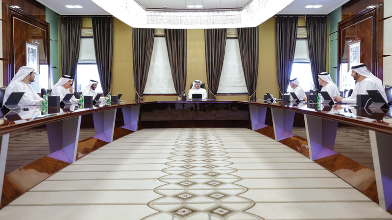 مكتوم بن محمد خلال ترؤسه اجتماع المجلس القضائي في دبي.  الإمارات اليوم