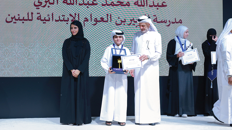 إبراهيم النعيمي وسارة النعيمي خلال تتويج عبدالله محمد البري بجائزة تحدي القراءة العربي في قطر. من المصدر