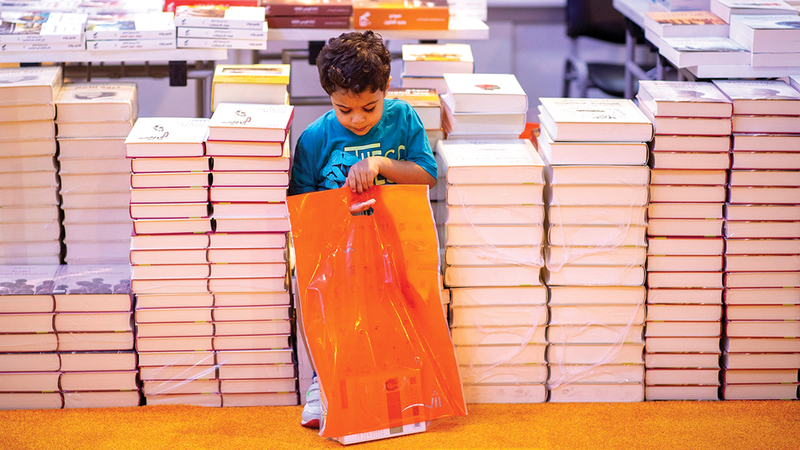 الشغف بالإلكترونيات يلعب دوراً كبيراً في العزوف عن القراءة واقتناء الكتب الورقية. تصوير: أسامة أبوغانم