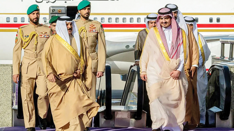 ملك البحرين لدى وصوله جدة وفي استقباله نائب أمير مكة الأمير بدر بن سلطان. واس