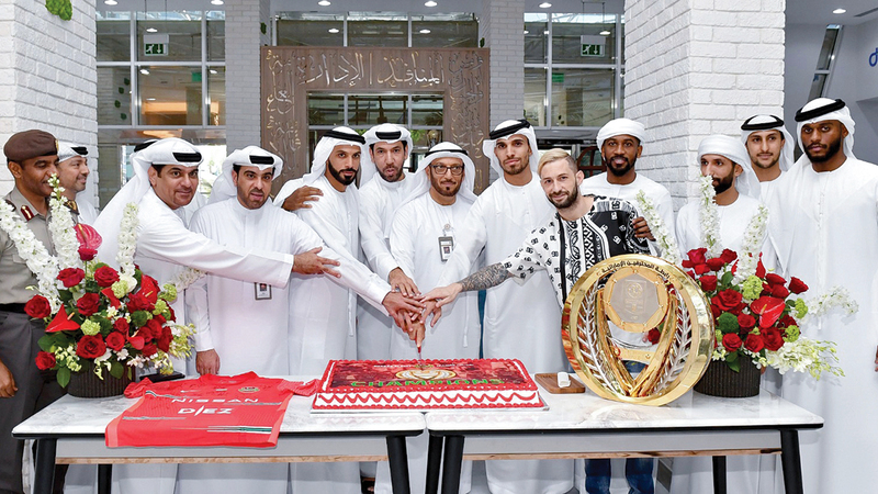 محمد المرّي يحتفل مع نجوم شباب الأهلي في الإدارة العامة للإقامة وشؤون الأجانب. من المصدر