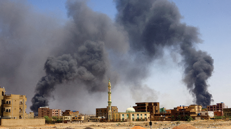 لاتزال أعمدة الدخان جرّاء القتال تتصاعد في الخرطوم على الرغم من معاناة السكان المدنيين. رويترز