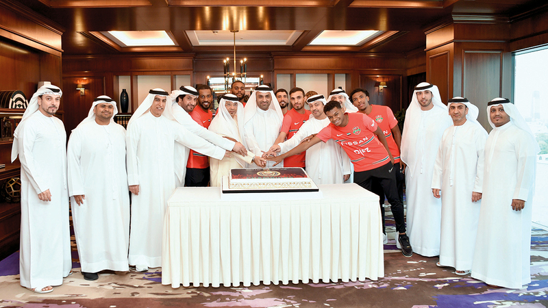 محمد لوتاه يحتفل مع لاعبي «فرسان دبي» بلقب الدوري.    من المصدر