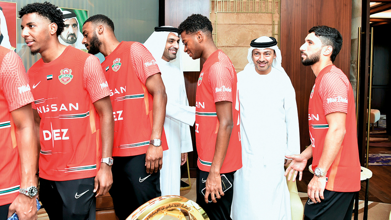 لاعبو شباب الأهلي خلال حفل استقبالهم في غرفة دبي للتجارة.   من المصدر