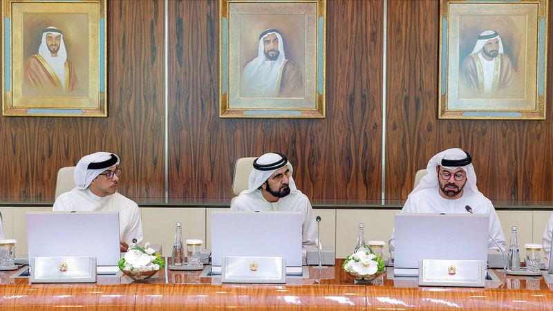 محمد بن راشد خلال ترؤسه اجتماع مجلس الوزراء الذي عقد في قصـر الوطن في أبوظبي.   وام