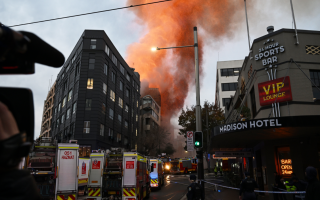 الصورة: حريق  في منطقة الأعمال المركزية في سيدني.. بالصور