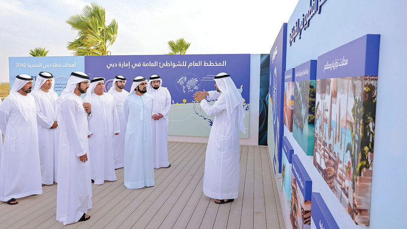 محمد بن راشد خلال اطلاعه على   الخطة الشاملة لتطوير الشواطئ العامة في إمارة دبي.  من المصدر