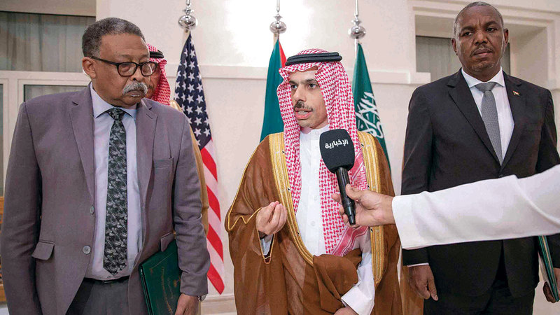 وزير الخارجية السعودي وبجانبه ممثلا الجيش والدعم السريع في محادثات جدة.أ.ف.ب