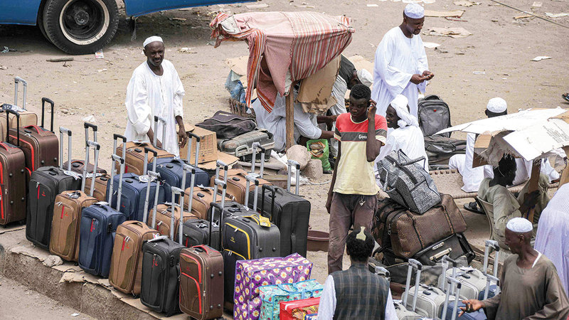 سودانيون يستعدون لمغادرة العاصمة الخرطوم.أ.ف.ب