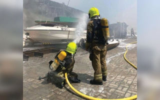الصورة: «دفاع مدني دبي» يسيطر على حريق بقارب
