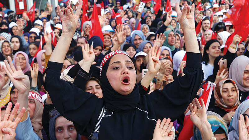 أنصار أردوغان في مهرجان انتخابي في إسطنبول. رويترز
