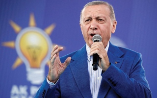 الصورة: أردوغان يبدو واثقاً مع بدء جولــة الإعادة