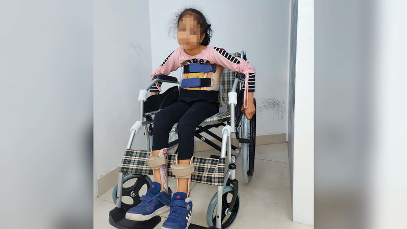 الطفلة «عائشة» محرومة اللعب مثل بقية أقرانها.   من المصدر