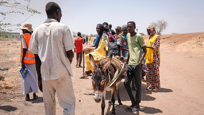 الناس يقطعون رحلة شاقة لعبور الحدود إلى جنوب السودان.   أ.ب