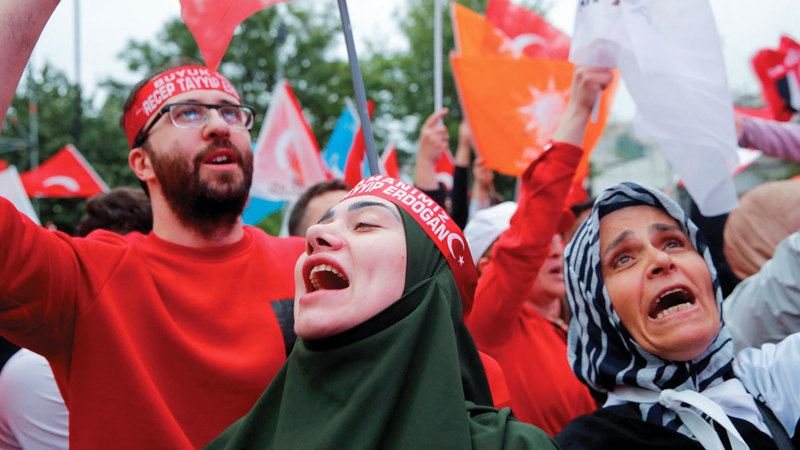 أنصار أردوغان يحتفلون بفوزه في إسطنبول.   رويترز