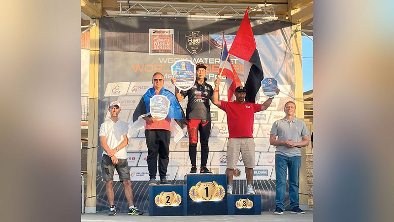 محمد محسن يرفع علم الإمارات على منصة التتويج   من المصدر