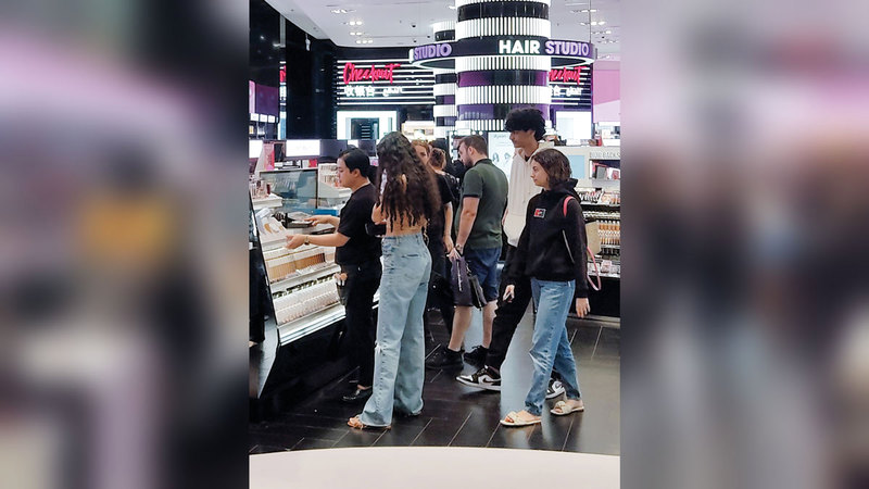 العروض شهدت مظاهر تنافسية كبيرة بين منافذ البيع.   تصوير: أشوك فيرما