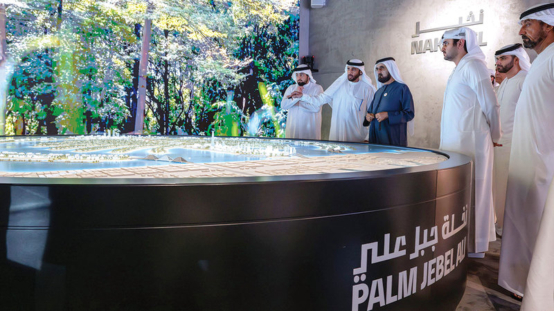 محمد بن راشد يطّلع على مخطط تطوير «نخلة جبل علي» أحد المشروعات الأساسية التي تخدم أهداف «خطة دبي الحضرية 2040». من المصدر