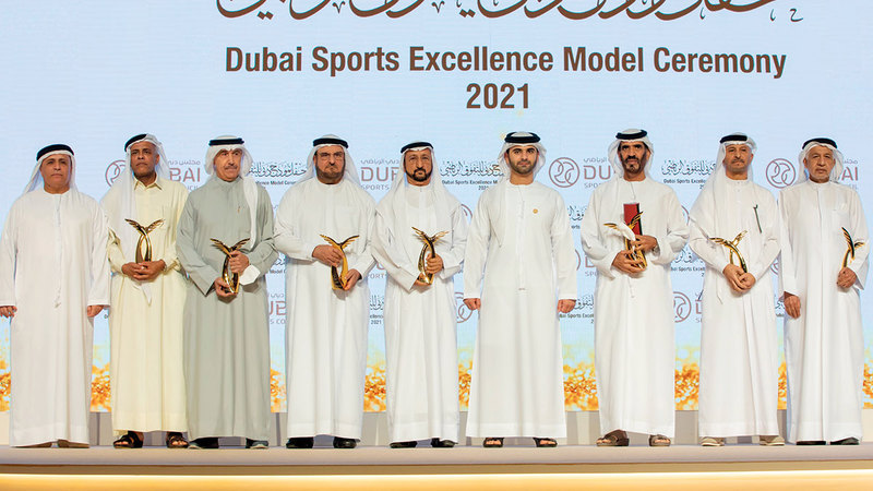 منصور بن محمد خلال تكريم الفائزين في حفل سابق. من المصدر