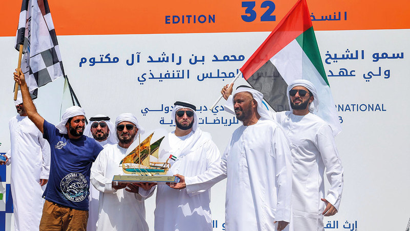 راشد بن حمدان يسلّم «النوخذة» عبدالله المرزوقي جائزة المركز الأول في سباق القفال. من المصدر