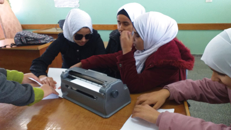 الطالبات يبصرن العلم بوسائل أعدت خصيصاً لهن. الإمارات اليوم