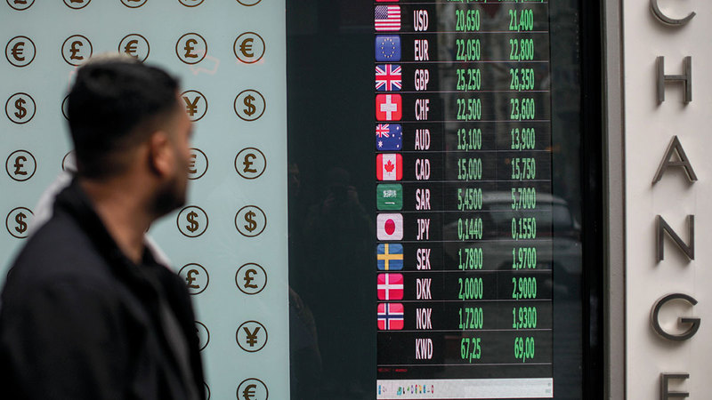 مواطن تركي ينظر إلى سعر صرف الليرة المتغيّر على مدار الساعة. أ.ف.ب