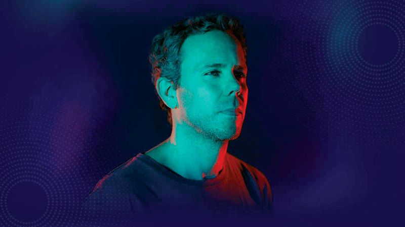 الفرقة الفرنسية «أم 83» تلتقي الجمهور في حفل على خشبة «دبي أوبرا».   من المصدر