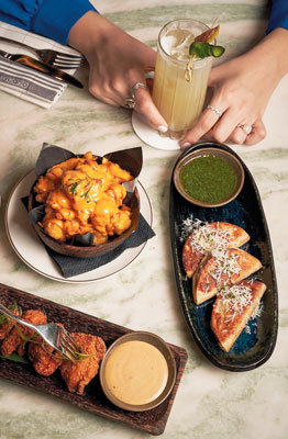 تشكيلة واسعة من منافذ الطعام يضمها المركز. من المصدر