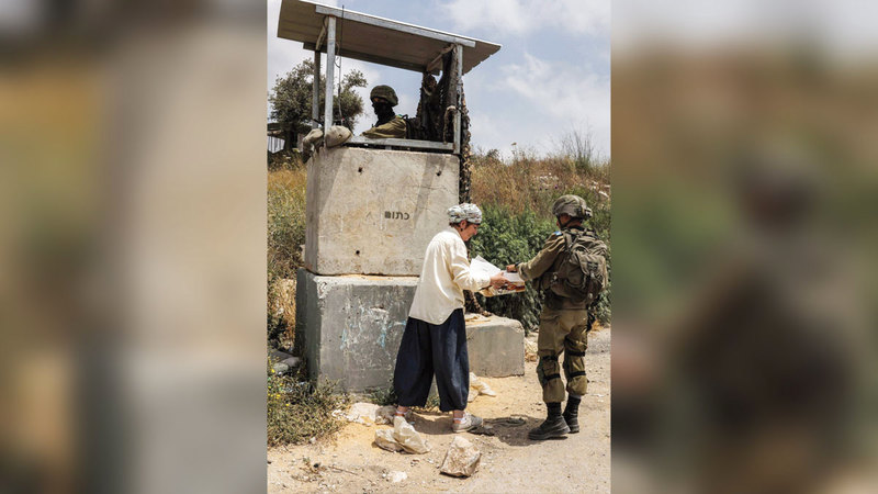 المستوطنون عادوا إلى «حومش» بحماية مطلقة من جنود جيش الاحتلال.   الإمارات اليوم