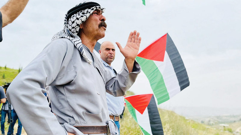 فلسطينيو قرية «برقة» يحتجون على عودة المستوطنين إلى «حومش».   الإمارات اليوم