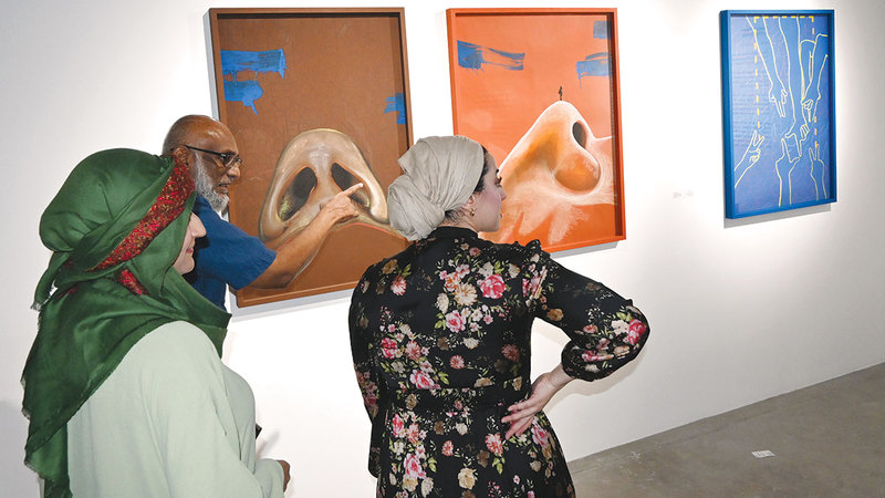 تطرح الفنانة في أعمالها حسم المواجهات في العلاقات البشرية والسيطرة. تصوير: مصطفى قاسمي.