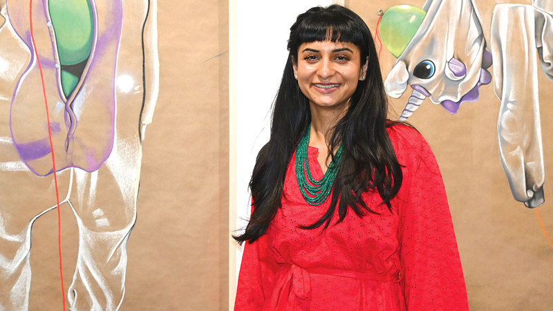 صوفيا خواجة:  «بدأت التحضير للمعرض بالأعمال الصغيرة، التي قمت برسمها على الطاولة، من خلال تحريك يدي فقط».