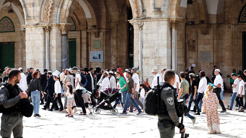 عشرات المستوطنين يقتحمون المسجد الأقصى تحت حراسة الشرطة الإسرائيلية