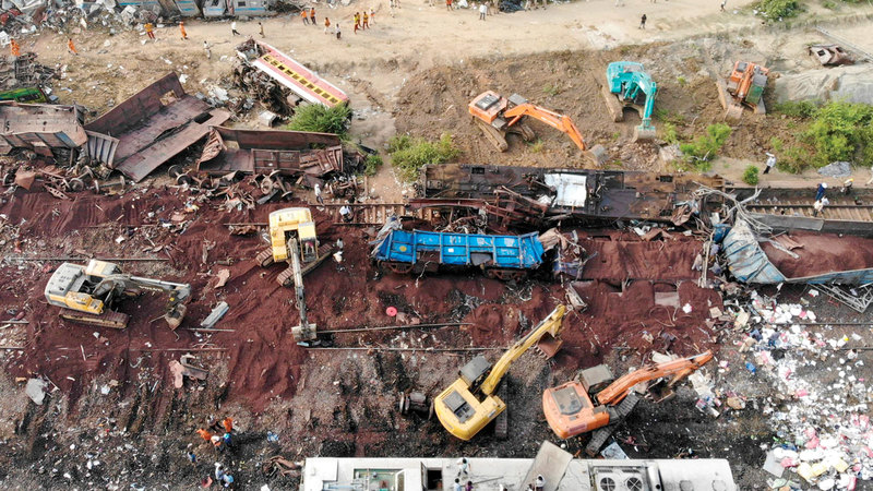 اصطدم قطار الركاب بسرعة 130 كيلومتراً بقطار الشحن، ما أدى إلى انقلاب ثلاث عربات على السكة المجاورة.   أ.ف.ب