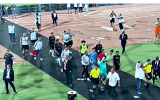 جمهور الأهلي المصري يخرج غضبه في حكم نهائي دوري أبطال إفريقيا (فيديو)