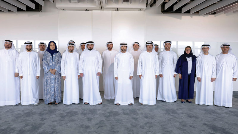 حمدان بن محمد يرافقه أحمد بن محمد التقيا مسؤولي دائرة الاقتصاد والسياحة في دبي.  من المصدر