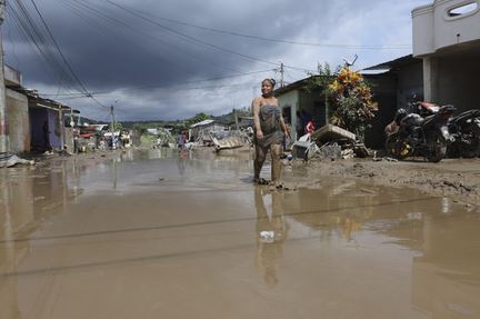 ولفتت السلطات إلى أن الفيضانات تسببت بأضرار مادية واسعة النطاق في جميع أنحاء البلاد، ودمرت مئات المنازل، وألحقت أضرارا بطرق عديدة.