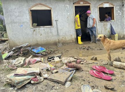 وذكرت السلطات المحلية، في بيان، أن الأمطار الغزيرة تسببت بحدوث فيضانات وانهيارات أرضية في سبع من مقاطعات البلاد العشر، مشيرة إلى أن مدينة "ليوغان" الواقعة على بعد 40 كلم جنوب غرب العاصمة "بورت أو برنس" تعتبر من أكثر المناطق تضررا من هذه التقلبات المناخية، حيث قضى فيها ما لا يقل عن 20 شخصا.